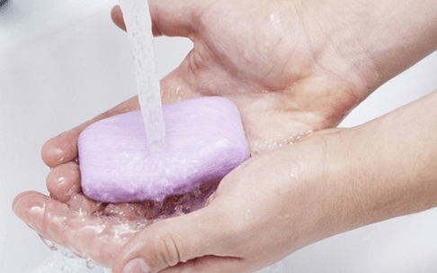 se laver les mains pour prévenir les parasites sous-cutanés