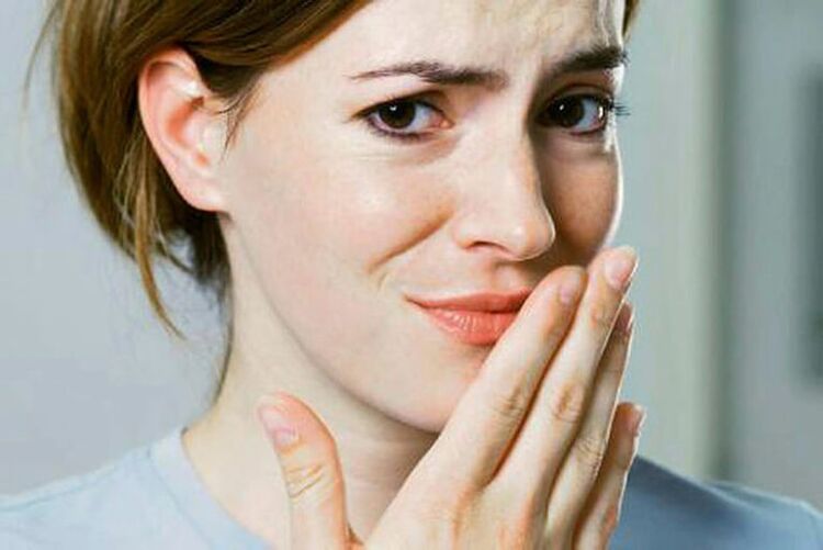 mauvaise haleine comme symptôme de parasites dans le corps