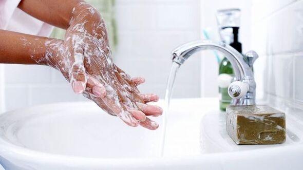 se laver les mains pour éviter les vers