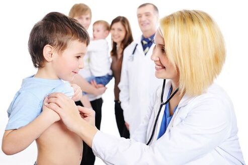 le médecin examine un enfant avec des vers